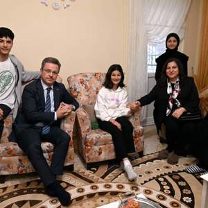 Sayın Valimiz ve Eşi Hanımefendi İle Birlikte İl Müdürümüz Mustafa KILIÇ, Kaza Geçiren Fatma Zöhre KIZILKAYA'yı Evinde Ziyaret Etti - fotoğraf 4