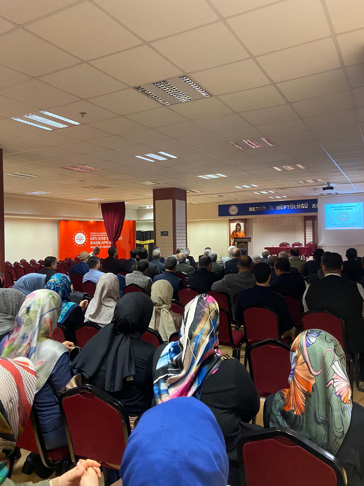 #YenişehirSHM Kadın Hizmetleri Birimimiz, İlçe Müftülüğü personellerine''Kadına Yönelik Şiddetle Mücadele,#KADES,Erken Yaşta Zorla Evliliklerle Mücadele,6284 Sayılı Kanun,Dijital Şiddet ve Siber Zorbalık'' konularında eğitim verdi. 