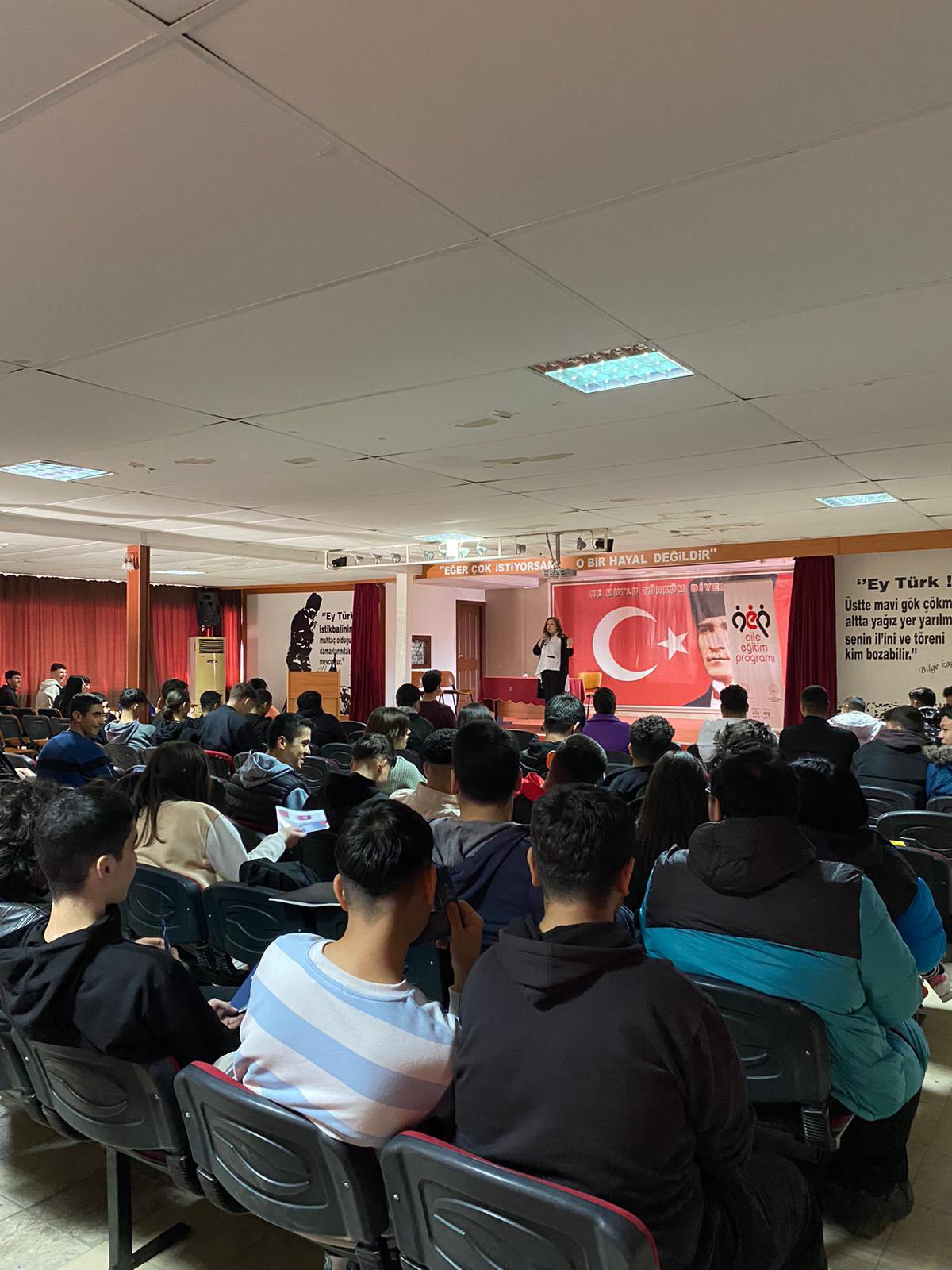 #YenişehirSHM, Yahya Günsur Mesleki ve Teknik Anadolu Lisesi öğrencilerine ''Aile İçi İletişim, Madde Bağımlılığı, 6284 Sayılı Kanun,Kadına Yönelik Şiddetle,Erken Yaşta Zorla Evlilikle Mücadele'' konularında eğitim verdi. 