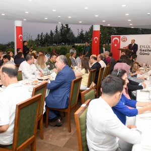 Adana Valiliğimiz Tarafından “19 Eylül Gaziler Günü” Kutlamaları Kapsamında Yemek Programı Düzenlendi - fotoğraf 1