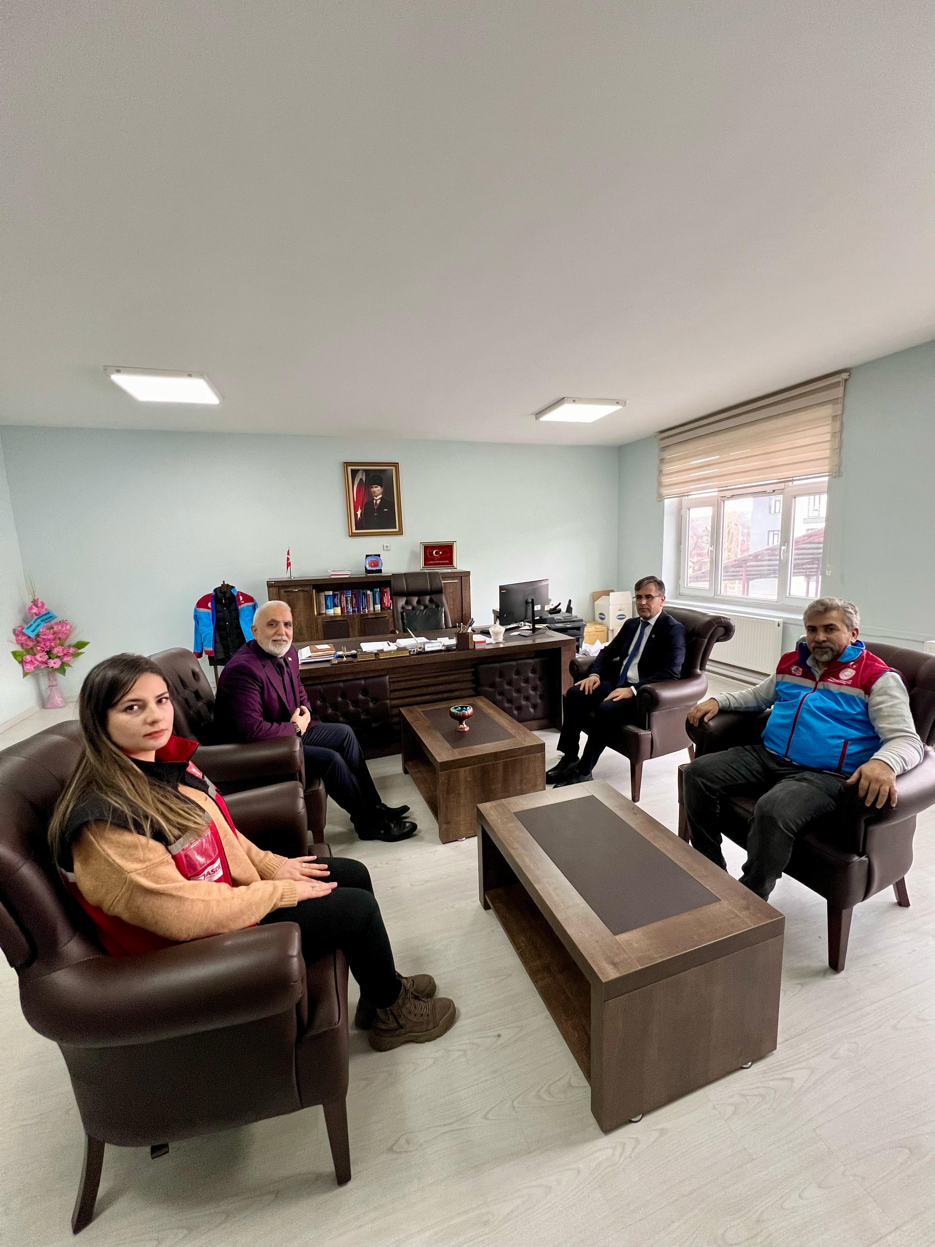 İl Müdürümüz Vefa Akdoğan ve Bitlis SHM Müdürü Veysi Erem,  Mutki İlçemizde ki  Sosyal Yardımlaşma ve Dayanışma Vakfı Müdürlüğü’ne ziyaret gerçekleştirdiler.