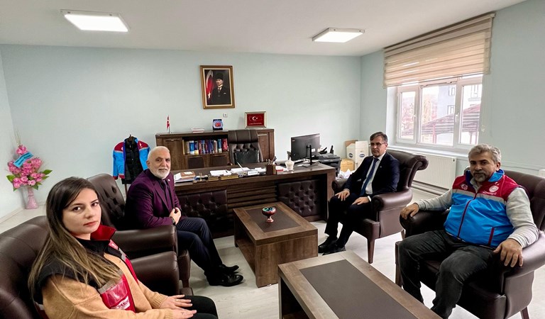 İl Müdürümüz Vefa Akdoğan ve Bitlis SHM Müdürü Veysi Erem,  Mutki İlçemizde ki  Sosyal Yardımlaşma ve Dayanışma Vakfı Müdürlüğü’ne ziyaret gerçekleştirdiler.