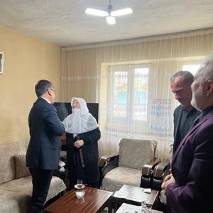 İl Müdürümüz  Vefa Akdoğan ve Bitlis SHM Müdürü Veysi Erem ,  Şehidimiz Mehmet Şirin Çölgeçen 'in  Mutki ilçesindeki evine misafir oldular. Şehidimizin eşi Bedriye Çölgeçen ve oğlu Orhan Çölgeçen ile sohbet etiller. - fotoğraf 2
