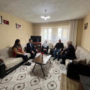 İl Müdürümüz  Vefa Akdoğan ve Bitlis SHM Müdürü Veysi Erem ,  Şehidimiz Mehmet Şirin Çölgeçen 'in  Mutki ilçesindeki evine misafir oldular. Şehidimizin eşi Bedriye Çölgeçen ve oğlu Orhan Çölgeçen ile sohbet etiller. - fotoğraf 1