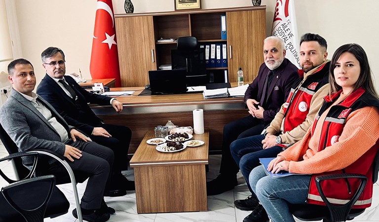 İl Müdürümüz Vefa Akdoğan ve Bitlis SHM Müdürü Veysi Erem, Güroymak Sosyal Yardımlaşma ve Dayanışma Vakfı Müdürlüğü’ne ziyaret gerçekleştirdi.