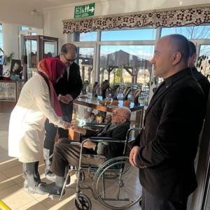 İl Müdürümüz Sayın Sahit AYDIN bağlı kuruluşumuz Kamile Hacı Ahmet Akdağ Huzurevi Yaşlı Bakım ve Rehabilitasyon Merkezi Müdürlüğü'nde bulunan kıymetli büyüklerimizle bir araya gelerek sohbet etti. - fotoğraf 3