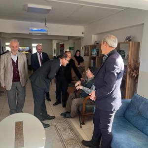 İl Müdürümüz Sayın Sahit AYDIN bağlı kuruluşumuz Kamile Hacı Ahmet Akdağ Huzurevi Yaşlı Bakım ve Rehabilitasyon Merkezi Müdürlüğü'nde bulunan kıymetli büyüklerimizle bir araya gelerek sohbet etti. - fotoğraf 10