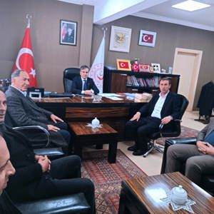 Bitlis Şehit Aileleri Dernek Başkanı Aytürk Uslu ve beraberindeki heyet ile  Bitlis Güvenlik Korucuları Dernek Başkanı Behçet Kandemir, İl Müdürümüz  Vefa Akdoğan'ı ziyaret etti. Kendilerine nazik ziyaretleri için teşekkür ederiz. - fotoğraf 1