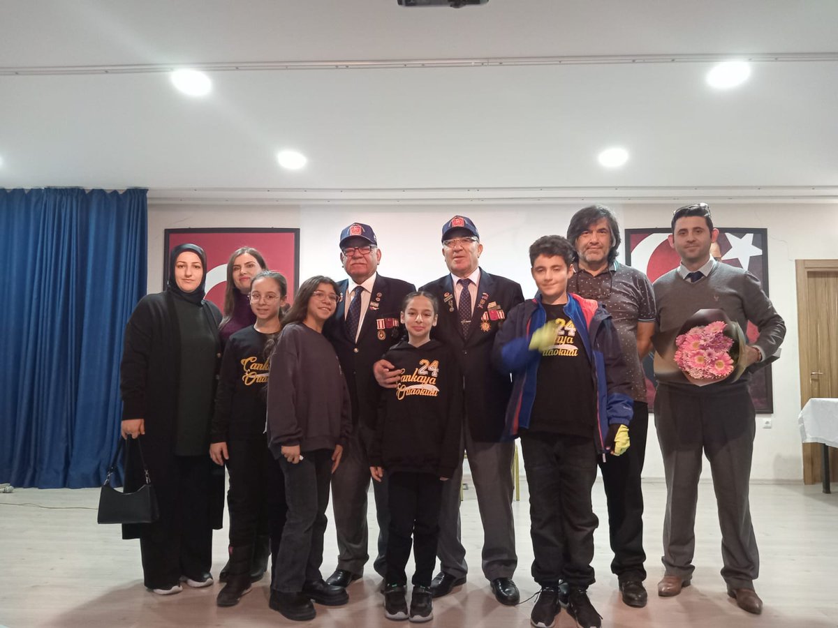 Cumhuriyetimizin 100. Yılı #VatanVeKahramanlıkBuluşmaları etkinliğinde Kıbrıs Gazilerimiz Fikri KALKAN ve Muhammed KOÇ, #HacıSabancıİlköğretimOkulu öğrencileriyle bir araya gelerek kahramanlık hikayelerini aktardılar.