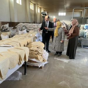 İl Müdürümüz Sayın Sahit AYDIN Kadın girişimcilerimiz tarafında kurulan S.S. Sungurlu Kadın Girişimi, üretim ve İşletme Kooperatifini ziyaret ederek Çorum mantısı ve benzeri unlu mamüllerinin üretimi ve kadınlarımızın kooperatifleşerek üretime katkı sağlamaları hakkında bilgi alışverişinde bulundu. - fotoğraf 3