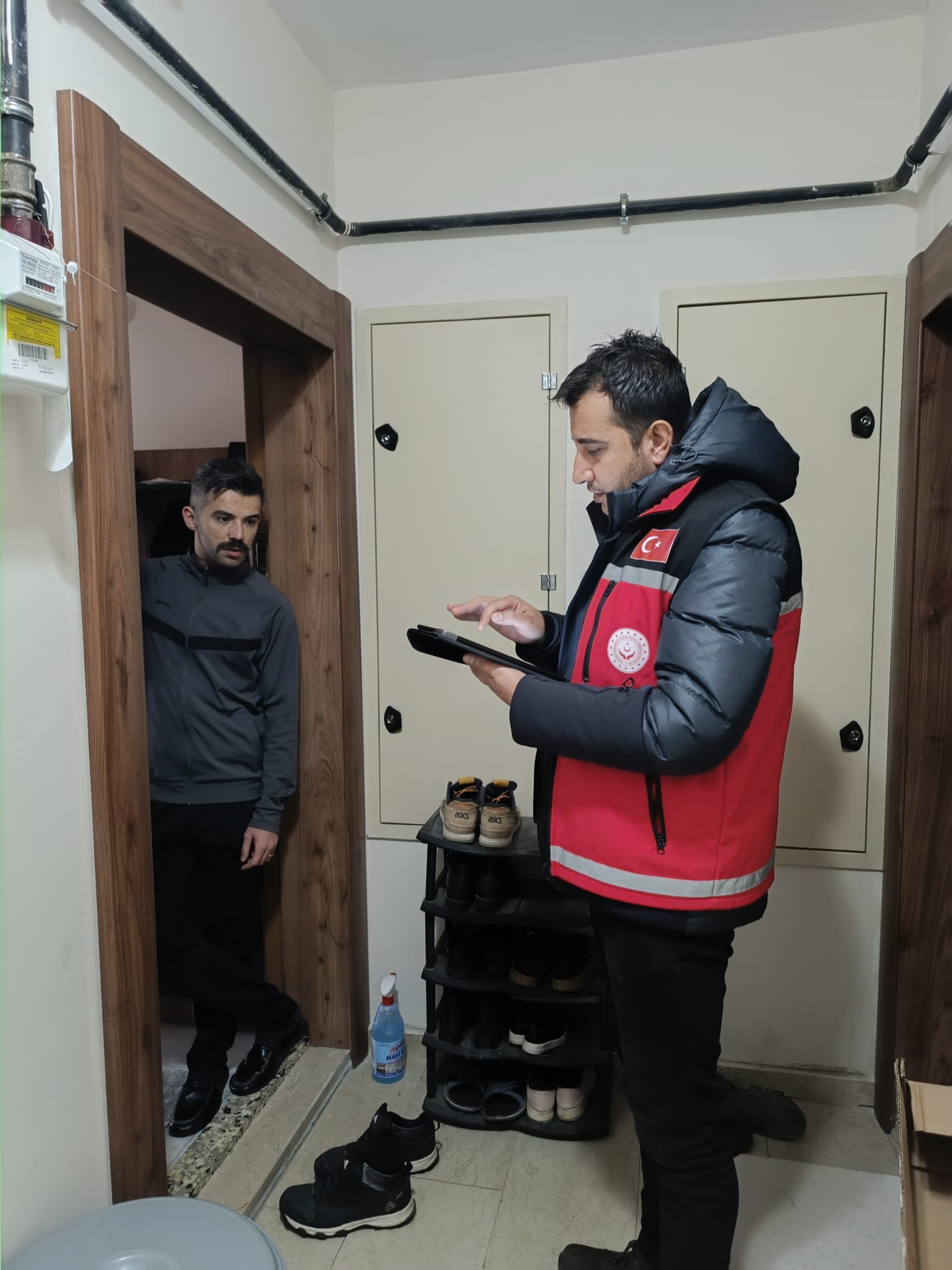 Aile Sosyal Destek Programı kapsamında, Bitlis Sosyal Hizmet Merkezi Müdürlüğü personelleri tarafından Bitlis merkezde hane ziyaretleri gerçekleştirildi. Aile Sosyal Destek Programı ekiplerimizle, vatandaşlarımızın desteğe ihtiyaç duydukları her noktada yanlarındayız.