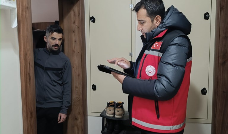 Aile Sosyal Destek Programı kapsamında, Bitlis Sosyal Hizmet Merkezi Müdürlüğü personelleri tarafından Bitlis merkezde hane ziyaretleri gerçekleştirildi. Aile Sosyal Destek Programı ekiplerimizle, vatandaşlarımızın desteğe ihtiyaç duydukları her noktada yanlarındayız.