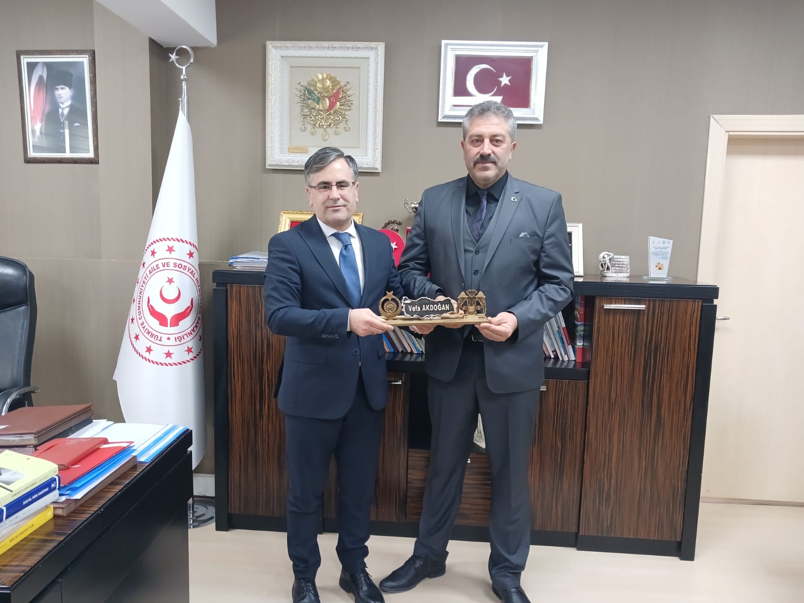 Türk Sağlık Sen Bitlis Şube Başkanı Yüksel Koçak ve beraberindeki heyet , İl Müdürümüz  Vefa Akdoğan'ı  ziyaret ettiler. Kendilerine nazik ziyaretleri için teşekkür ederiz.