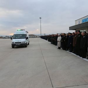 Şehidimiz Piyade Uzman Çavuş Samet ASLAN’ın naaşı Merzifon Havalimanında askeri törenle karşılandı. - fotoğraf 3