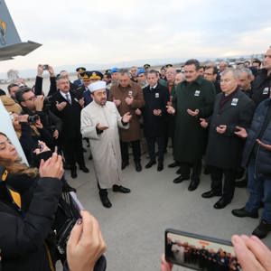 Şehidimiz Piyade Uzman Çavuş Samet ASLAN’ın naaşı Merzifon Havalimanında askeri törenle karşılandı. - fotoğraf 4