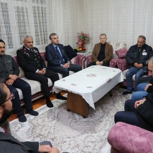 Şehidimiz Samet ASLAN’ın Kıymetli Ailesini, Taşova ilçesi Çakırsu Köyünde taziye ziyaretinde bulundular. - fotoğraf 2