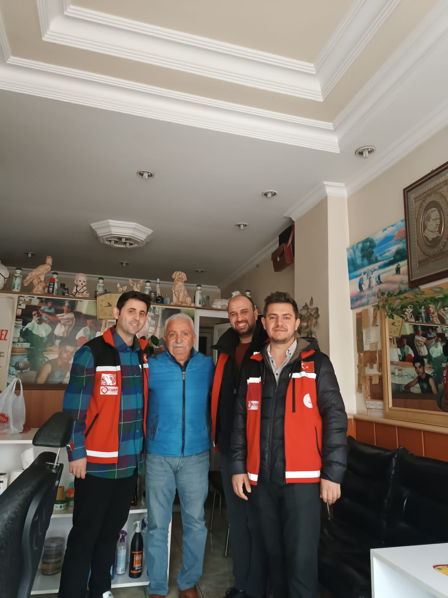 Kahraman şehidimizin çok kıymetli babası, 40 yıllık berber Muhammed İLHAN'ı #Yenişehir ilçemizde bulunan dükkanında ziyaret ettik, Muhammed amcamıza hayırlı bir ömür diliyoruz.  Aziz şehidimizin ruhu şad olsun. #YenişehirSHM 