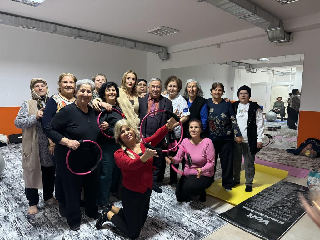 Kursiyerlerimizin gün içerisindeki etkinliklerinden..  #MersinGündüzlüBakımveAktifYaşamMerkezi'mizde büyüklerimiz için spordan müziğe yemek kursundan resim kursuna birçok sosyal ve fiziksel etkinliğe ev sahipliği yapmaya devam ediyoruz.