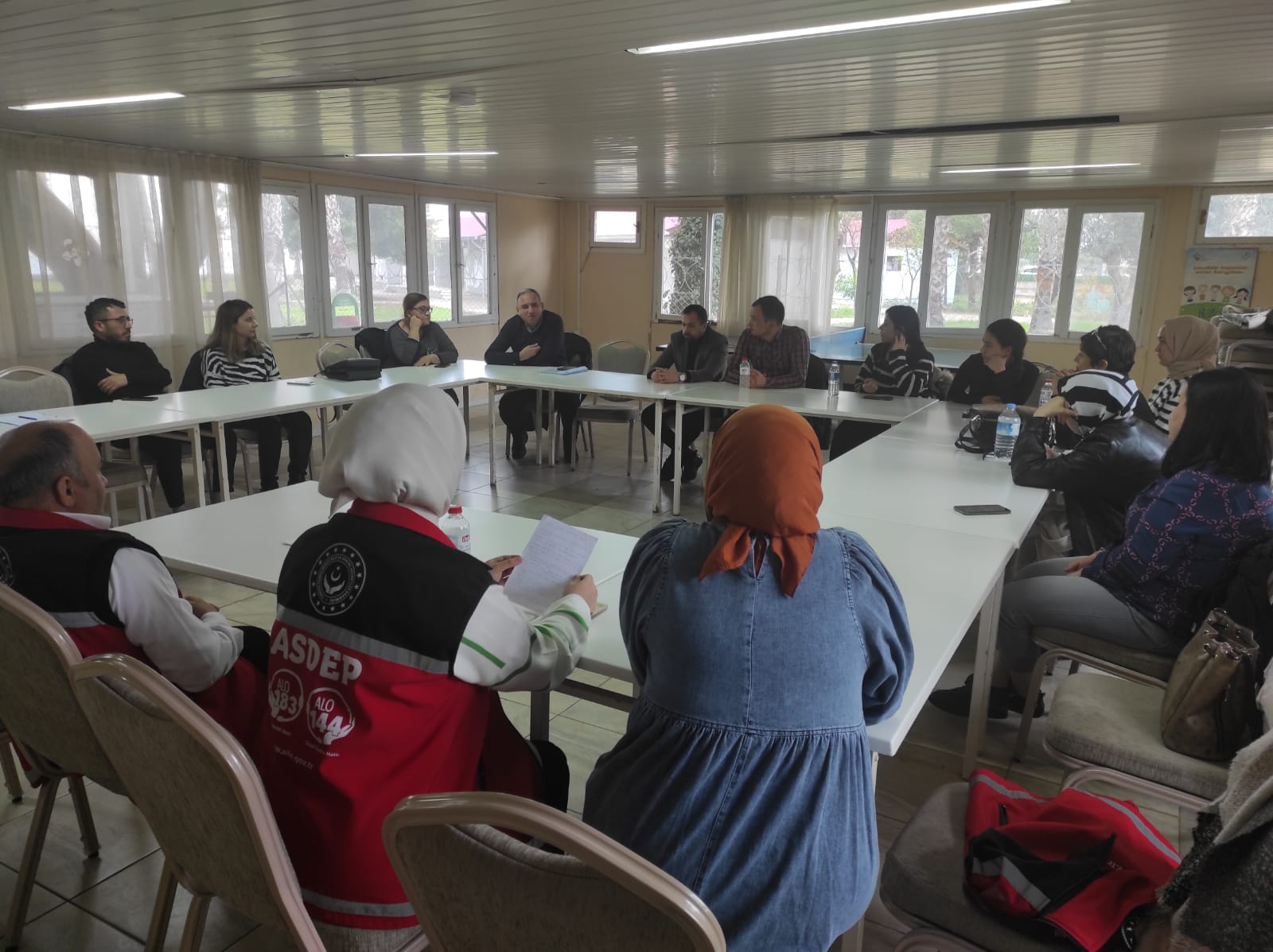 İl Müdürlüğümüz Çocuk Hizmetleri Birimimiz, Erdemli, Anamur, Mut ve Silifke Sosyal Hizmet Merkezlerimizde görev yapan #ÇocuklarGüvende ve KİOÇ (Korumaya İhtiyacı Olan Çocuk) ekipleri ile bilgilendirme toplantısı yaptı.