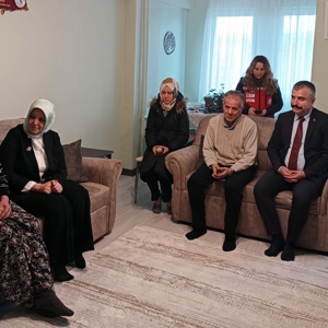 Bakan Yardımcısı Sayın Leman Yenigün Şehidimizin Baba Ocağına Taziye Ziyaretine Bulundu - fotoğraf 2