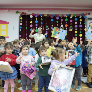 Bakanımız Mahinur Özdemir Göktaş minik öğrencilerin ilk karne heyecanlarına ortak oldu - fotoğraf 1
