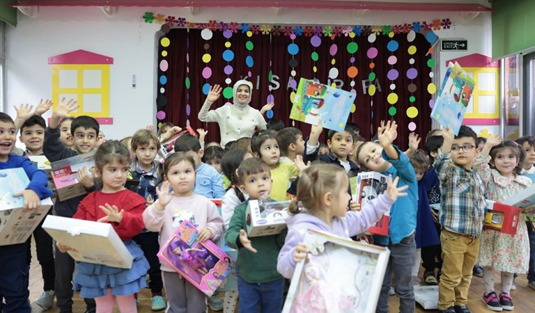 Aile ve Sosyal Hizmetler Bakanımız Mahinur Özdemir Göktaş, ilk karne heyecanlarına ortak olduğu minik öğrencilere karne hediyesi dağıttı.