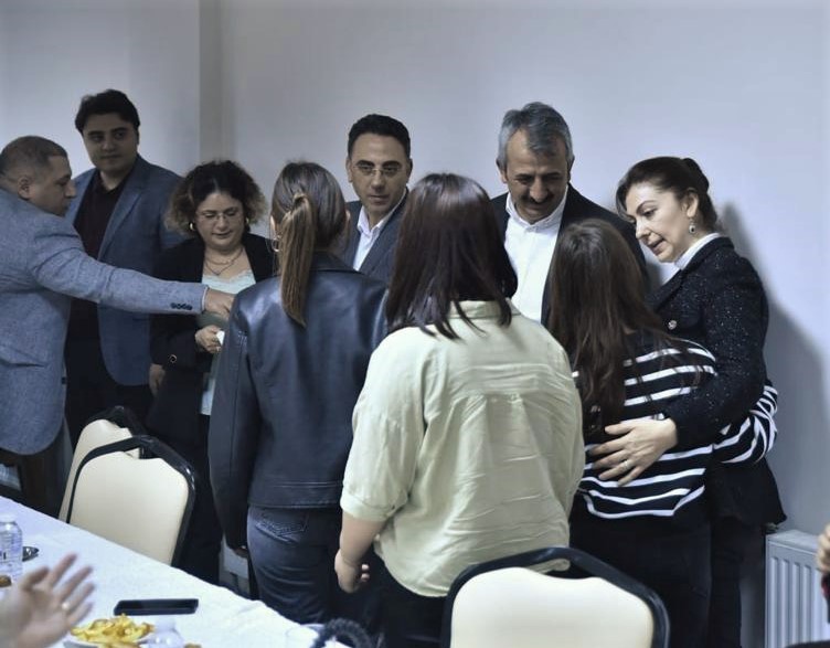 Edirne Valisi Sayın Yunus SEZER ve Eşi Canan SEZER Hanımefendi Koruma ve Bakım altındaki çocuklarımıza karne hediyesi verdi.