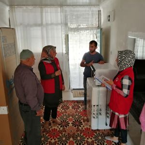 Şefkat Elçilerimiz Yangında Evi Zarar Gören Vatandaşımıza Hızır Gibi Yetişti - fotoğraf 1
