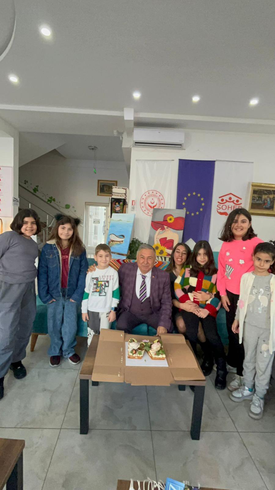 Bu hafta ara tatil dolayısıyla Aktif Yaşam Merkezi'mizin misafirleri ağır😍   Değerli büyüklerimizin torunları #YetişkinÇocukBuluşmaları kapsamında merkezimizde bir araya gelerek hem personellerimizle hem dede ve nineleriyle keyifli zaman geçiriyor. 