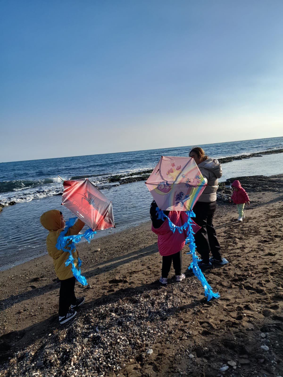 “Yukarıya doğru süzülen uçurtmalar ile birlikte göklere çıkar mutluluğumuz!”🪁☺️  Miniklerimizin sahildeki uçurtma etkinliğinden 🌸