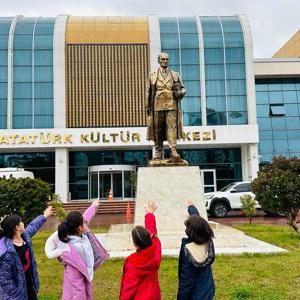 Ara tatil etkinliklerimiz tüm hızıyla devam ediyor.🤩  Çocuklarımız bugün Yenişehir Çocuk Oyunları Festivalinde Karagöz Hacivat Gösterisini izleyerek keyifli vakit geçirdiler.😊🎭 - fotoğraf 2