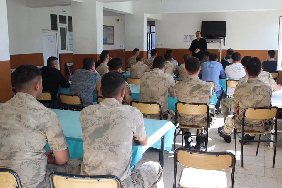 Muradiye de İlçe Jandarma Komutanlığına Sosyal Hizmet Merkezi ve İlçe Sağlık Müdürlüğünden ortak eğitim yapıldı