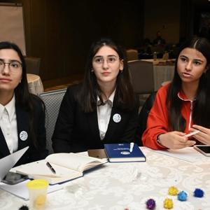2024 Yılı I. Çocuk Danışma Kurulu toplantısı   Bakan Yardımcımız Sayın Leman YENİGÜN, UNICEF Türkiye Temsilcisi Paolo Marchi ve Çocuk Hizmetleri Genel Müdürümüz Sayın Ayşegül Yıldırım KARA ve Danışma Kurulu Üyesi çocukların katılımı ile İstanbul Rami Kütüphanesi’nde gerçekleştirildi. Toplantıya Çorum ÇHK Temsilcilerimiz Göksu BÖREKÇİ ve Arda ESTELİK’te kurul üyesi olarak katılım sağladı. - fotoğraf 6