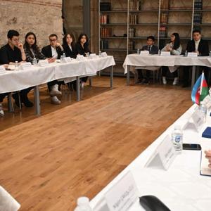 2024 Yılı I. Çocuk Danışma Kurulu toplantısı   Bakan Yardımcımız Sayın Leman YENİGÜN, UNICEF Türkiye Temsilcisi Paolo Marchi ve Çocuk Hizmetleri Genel Müdürümüz Sayın Ayşegül Yıldırım KARA ve Danışma Kurulu Üyesi çocukların katılımı ile İstanbul Rami Kütüphanesi’nde gerçekleştirildi. Toplantıya Çorum ÇHK Temsilcilerimiz Göksu BÖREKÇİ ve Arda ESTELİK’te kurul üyesi olarak katılım sağladı. - fotoğraf 4
