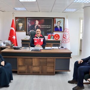 İl Müdürümüz Abdulbari AKSOY, Kıbrıs Gazimiz Ahmet KURTARAN'ın eşi Bedriye KURTARAN'a KKTC tarafından gönderilen "Milli Mücadele Madalya ve Beratı" nı takdim etti. - fotoğraf 1