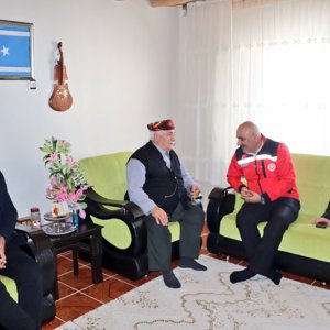 İl Müdürümüz Abdulbari AKSOY, Milli Savunma Bakanlık Müşaviri Ziya SÖZEN ve BİŞHAK Başkanı Vahap BAYSAL, Şehit Mustafa KINA, Hasan KINA,Şehit Nesibe BELGİN ve Şehit P.Astsubay Çvş. Yusuf ATAŞ' ın kıymetli ailelerini ziyaret ettiler.  - fotoğraf 5