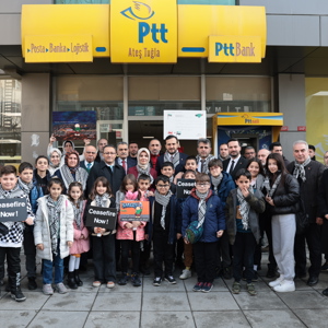 Aile ve Sosyal Hizmetler Bakanımız Göktaş, Gazze İçin Hazırlanan Kartpostalları Öğrencilerle BM'ye Gönderdi - fotoğraf 1