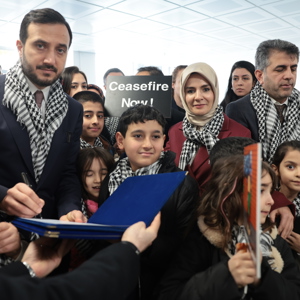Aile ve Sosyal Hizmetler Bakanımız Göktaş, Gazze İçin Hazırlanan Kartpostalları Öğrencilerle BM'ye Gönderdi - fotoğraf 4