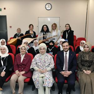 Emine Erdoğan Hanımefendi ve Bakanımız Mahinur Özdemir Göktaş "Büyüklerimiz Değerlerimiz Projesi" Açılışına Katıldı - fotoğraf 2
