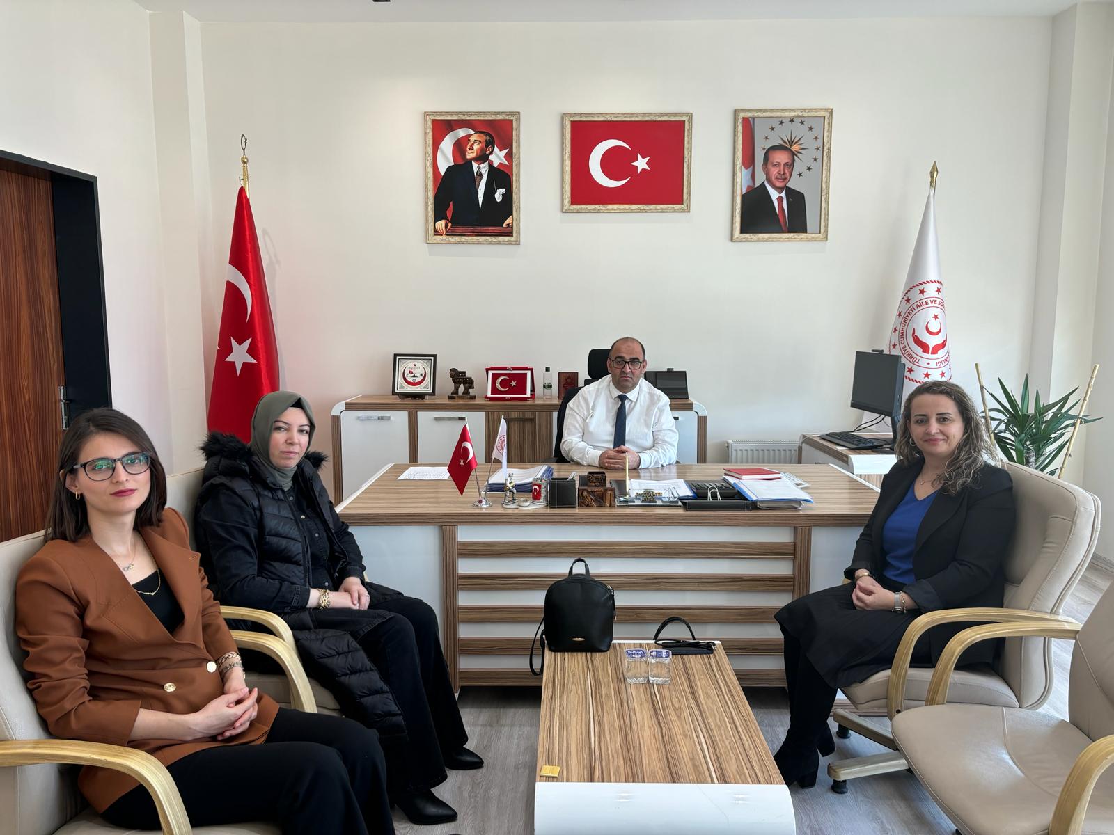 KADEM Çanakkale İl Temsilcisi Özlem ATICI ve Yönetim Kurulu Üyeleri İl Müdürümüz Şuayip ÜNER’i Makamında Ziyaret Ettiler.