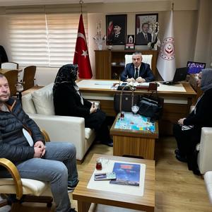 Öz Sağlık İş Sendikası Şb. Başkan Yardımcısı Tevhide UÇAN ve sendika temsilcileri, İl Müdürümüz Naci YILMAZ'ı ziyaret etti. - fotoğraf 1