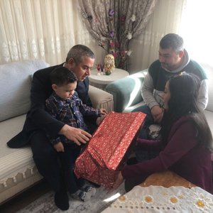İl Müdürümüz Naci YILMAZ #KoruyucuAile birimimizle birlikte, Koruyucu ailemizi ziyarette bulunarak ailemizle görüştü ve çocuğumuza hediye vererek kalbine dokundu. - fotoğraf 1