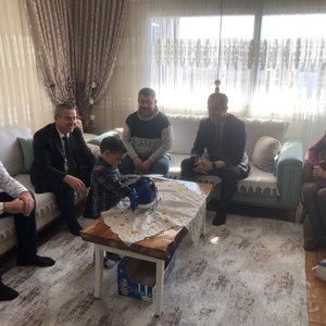 İl Müdürümüz Naci YILMAZ #KoruyucuAile birimimizle birlikte, Koruyucu ailemizi ziyarette bulunarak ailemizle görüştü ve çocuğumuza hediye vererek kalbine dokundu. - fotoğraf 2