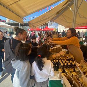 Pıtırcık Gündüz Bakımevinin organizasyonu ile kurumlarımızdan hizmet alan canımız çocuklarımıza Tarsus Slowfood Yeryüzü Pazarı'nda Deprem Bilinci Arttırma Programı (DEBAP) kapsamında etkinlik yapıldı.  - fotoğraf 1