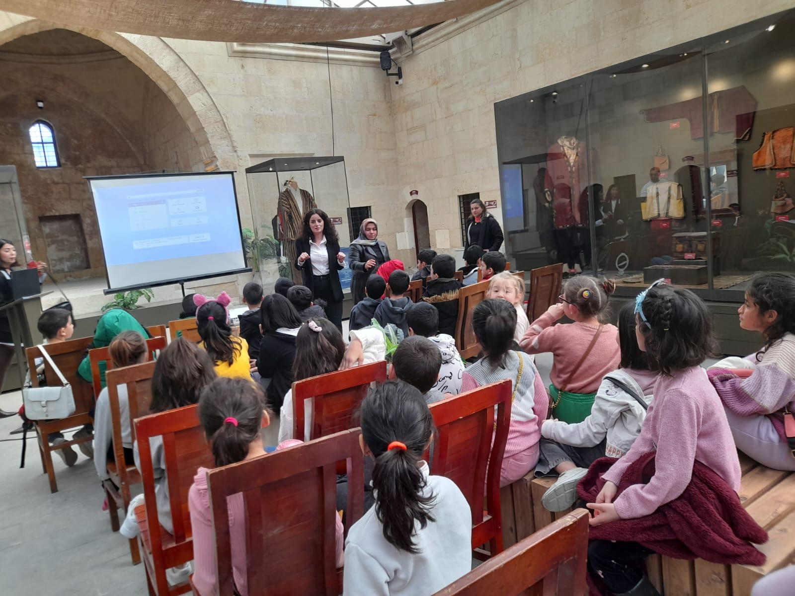 Depremin Yıl Dönümü kapsamında bugün Yeryüzü Pazarı gönüllülerinin davetiyle Tarsus'taydık.Çocuklarımız #AsrınFelaketi ile ilgili hazırladıkları afiş ve posterleri Hatay'da depremden etkilenen akranlarına ulaştırarak yaşıtlarına umut ışığı olacaklar.❤️