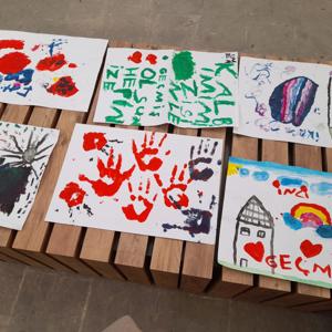 Depremin Yıl Dönümü kapsamında bugün Yeryüzü Pazarı gönüllülerinin davetiyle Tarsus'taydık.Çocuklarımız #AsrınFelaketi ile ilgili hazırladıkları afiş ve posterleri Hatay'da depremden etkilenen akranlarına ulaştırarak yaşıtlarına umut ışığı olacaklar.❤️ - fotoğraf 2