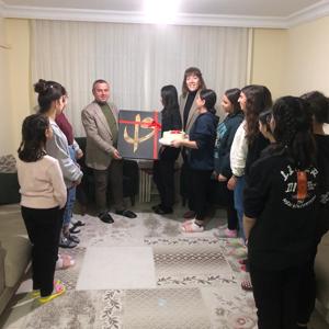 İl Müdürümüz Naci YILMAZ, ara tatilin son gününde kıymetli çocuklarımız ile akşam yemeğinde bir aradaydı. Yeni okul dönemi ile ilgili öneriler veren müdürümüze çocuklarımız da sürpriz yaptı. 😊 - fotoğraf 1