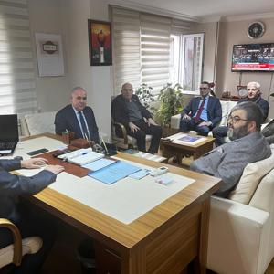 Grup Futbol Bahane Üyeleri; İl Sağlık Müdürü Emrah CEVİZ, Çevre, Şehircilik ve İklim Değişikliği İl Müdürü Hüseyin Özgür YALÇIN, Mersin Ünivetsitesinden Prof. Dr. İlhan EGE, Serbest Bölgeden Ekrem SAĞLAM, İl Müdürümüz Naci YILMAZ'ı ziyaret ettiler. - fotoğraf 2