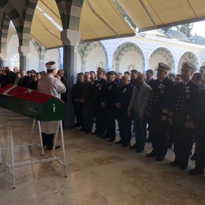 Tekirdağ’da yoğun sisten kaynaklı geçirdiği trafik kazası sonucu vefat eden Mersinli Astsubay Alper KAYIŞ, Mezitli Mezarlığı’nda son yolculuğuna uğurlandı. - fotoğraf 2