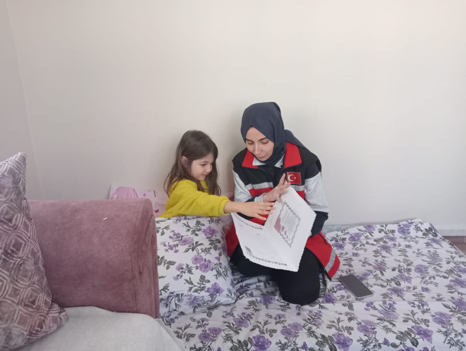 SHM'lerimizde, #ÇocuklarGüvendeProgramı İzleme kapsamında, depremden etkilenen aile ve çocukların düzenli olarak ziyareti yapılmakta, ailelere yaşadıkları kayıplardan dolayı #PsikososyalDestek sağlanmaktadır.  